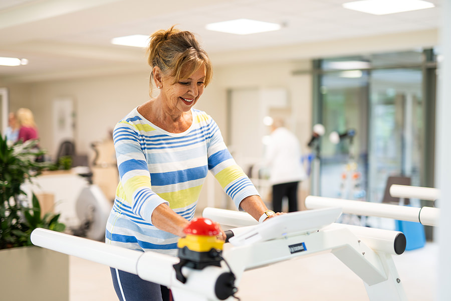 2023-10 Medicalpark Bad Sassendorf<br />
MPiP_Therapie_MTT_Laufband_mitPatient